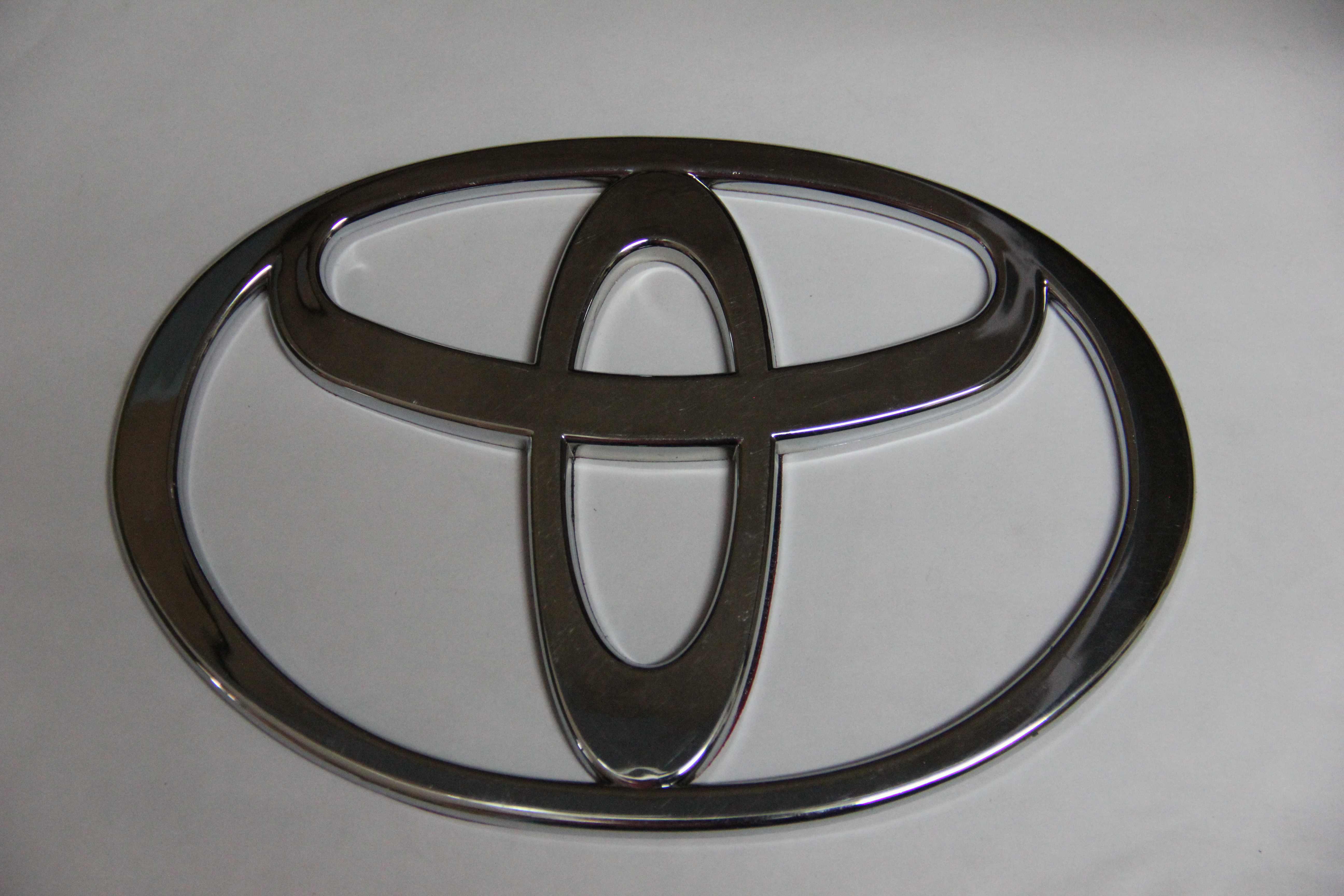 Эмблема Toyota Camry v70