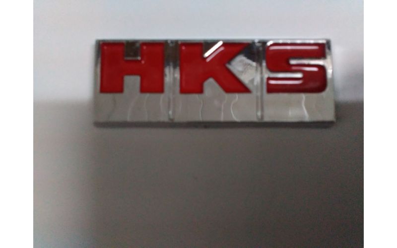 Шильдик HKS красный 6.7x2,9см